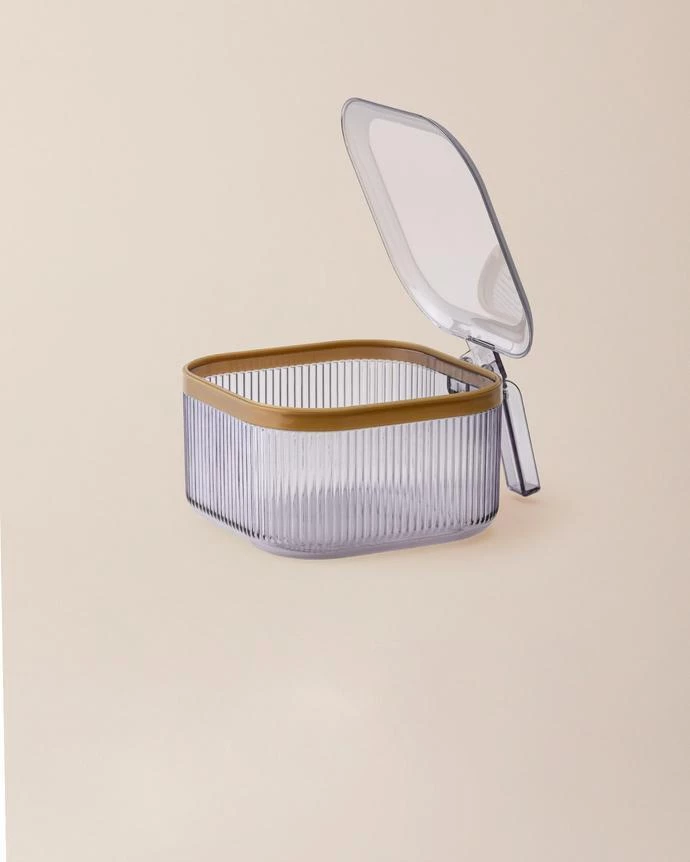 https://pub-6876de8987c3470585036704b8c85166.r2.dev/www.madamecocolebanon.com/public/data/products_gallery/66d01a2576c6a.webp